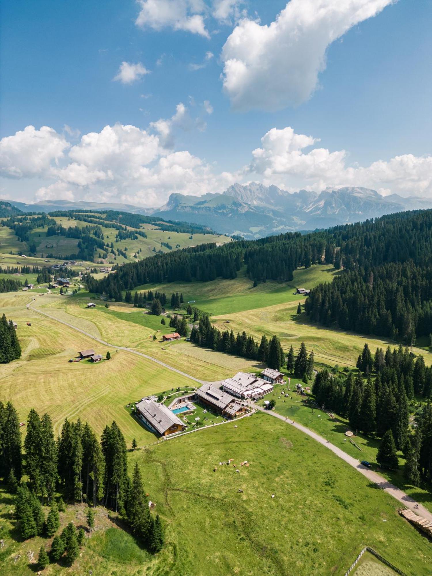 Dolomites Living Hotel Tirler Alpe Di Siusi Bagian luar foto